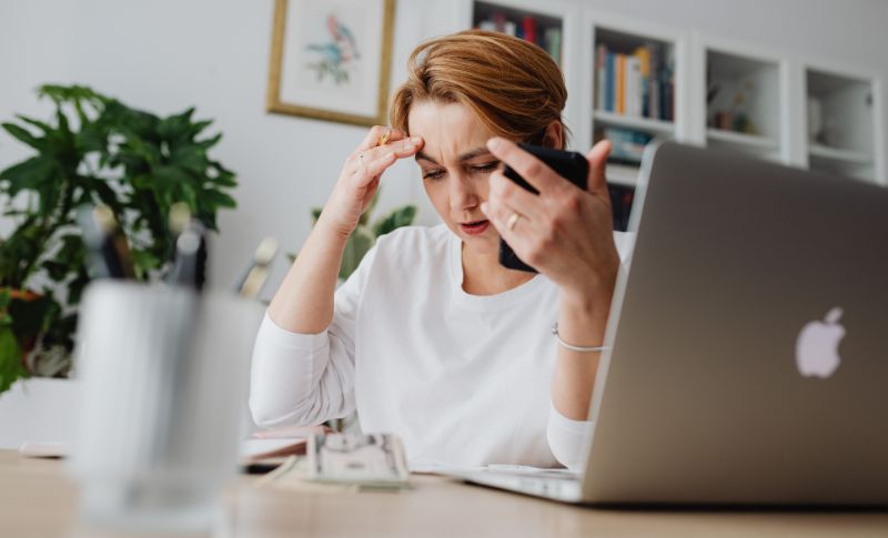 仕事中に悩んでいる女性