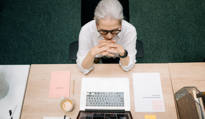 パソコンの前で悩む女性