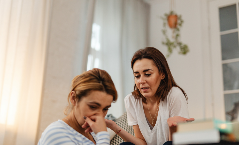 悩んでいる女性を励ましている