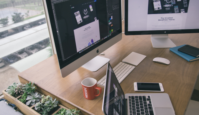 パソコンが複数台並んでいる