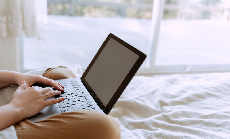 パソコンを操作している手