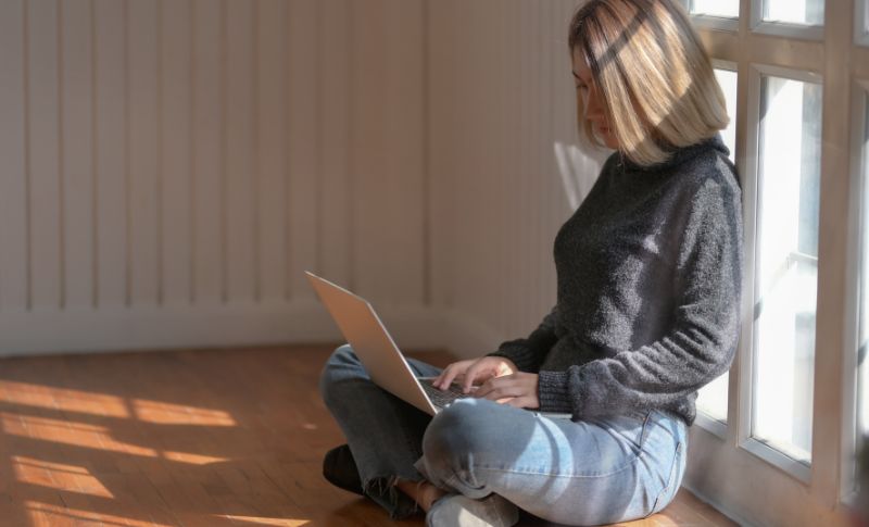 パソコンを操作する女性