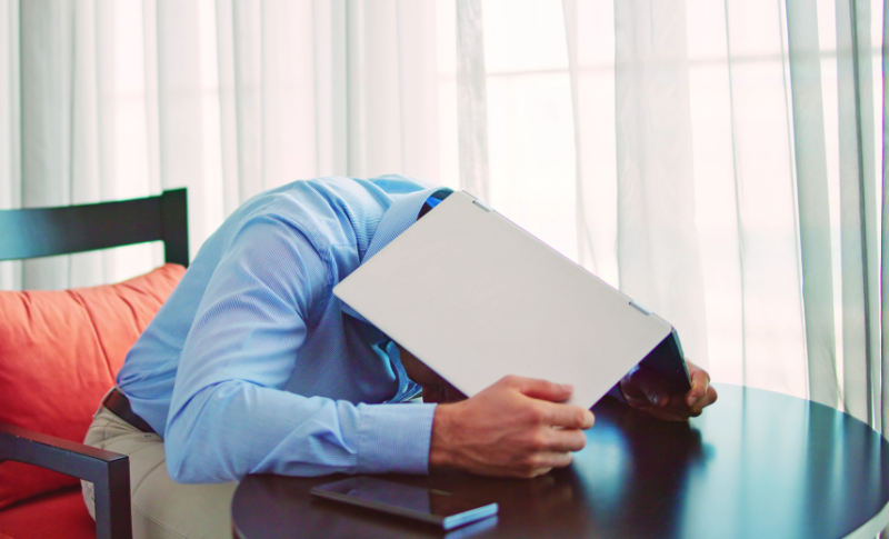 うつむいて悩む男性