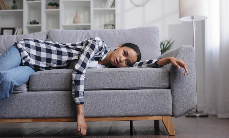 ソファでうなだれる女性