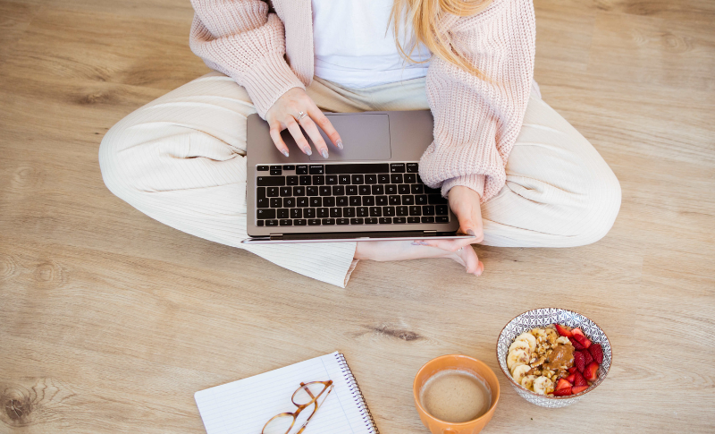 パソコンを操作する女性