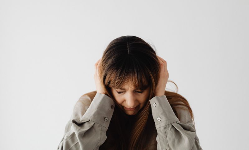 頭を抱えている女性
