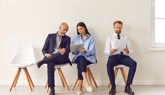 スーツ姿の男女