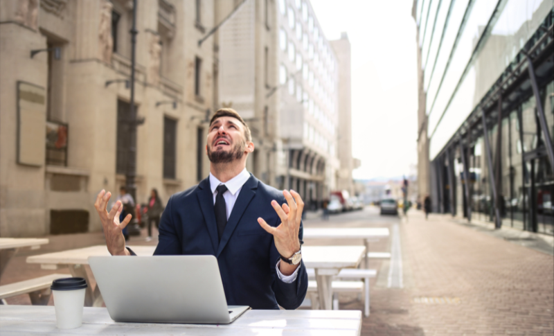 ストレスを感じているスーツ姿の男性