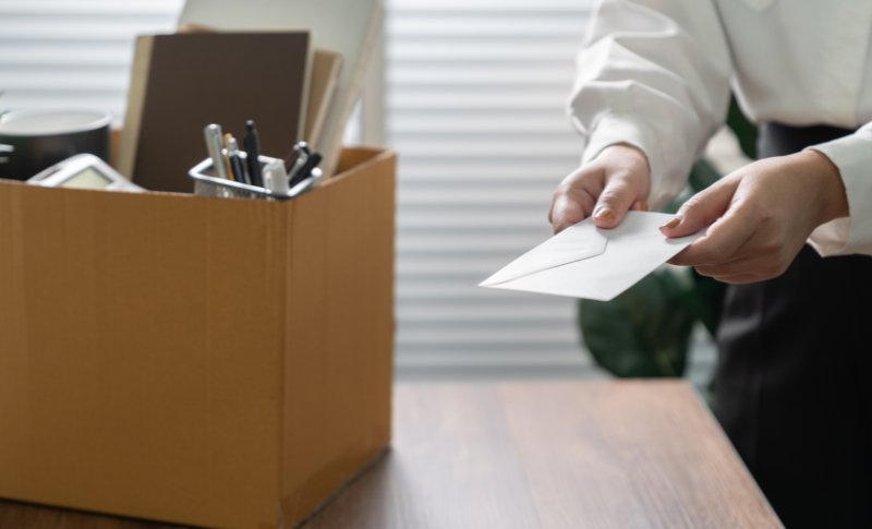 退職届を出す男性