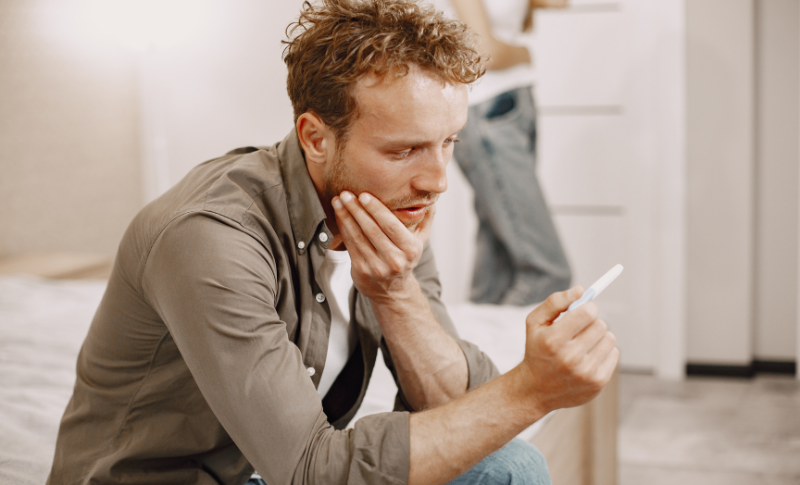 悩んでいる男性