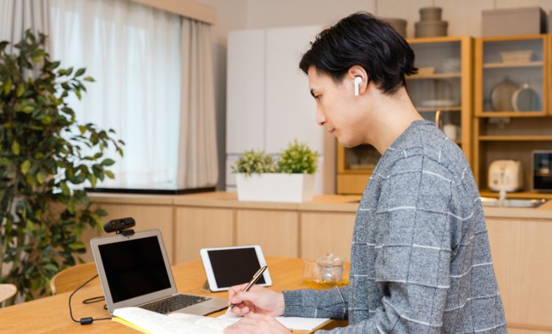 自宅で働いている男性
