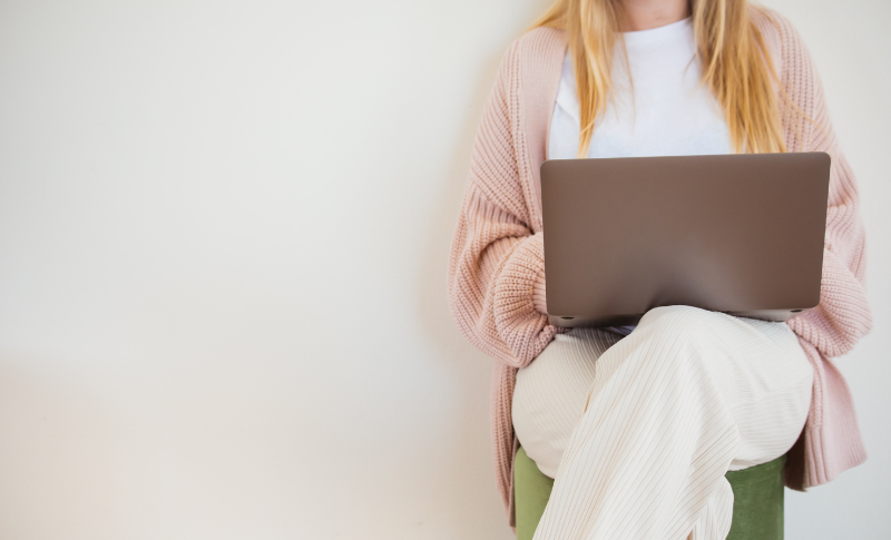 パソコンを操作している女性