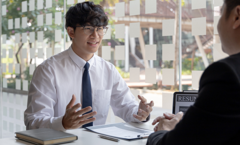 ビジネスの相手と話をする男性