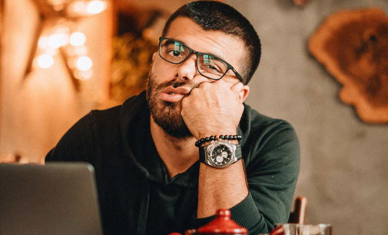 頬杖をつく男性