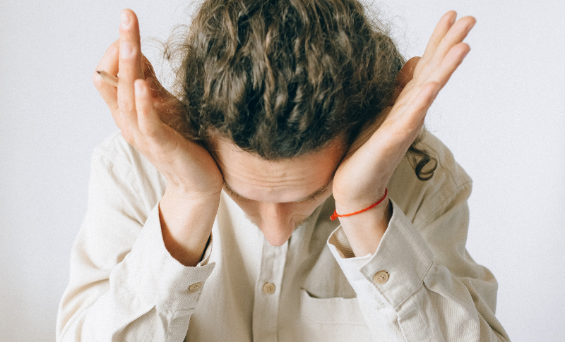 頭を抱えている男性