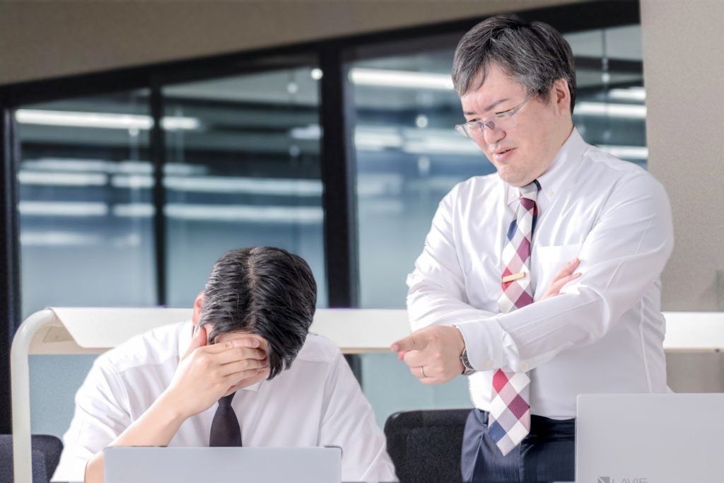 上司に怒られ頭を抱える部下