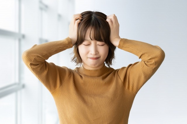 頭を抱える女性