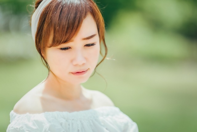 療養しようか悩む女性