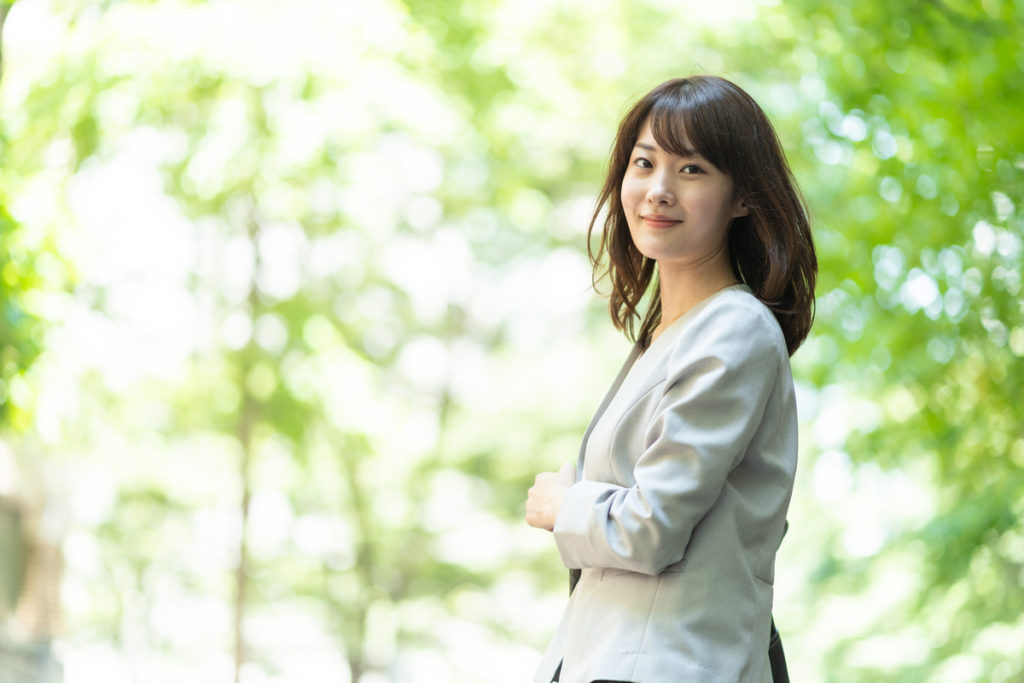 スーツ姿の笑顔の女性