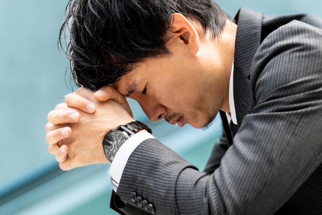 悩んでいる男性