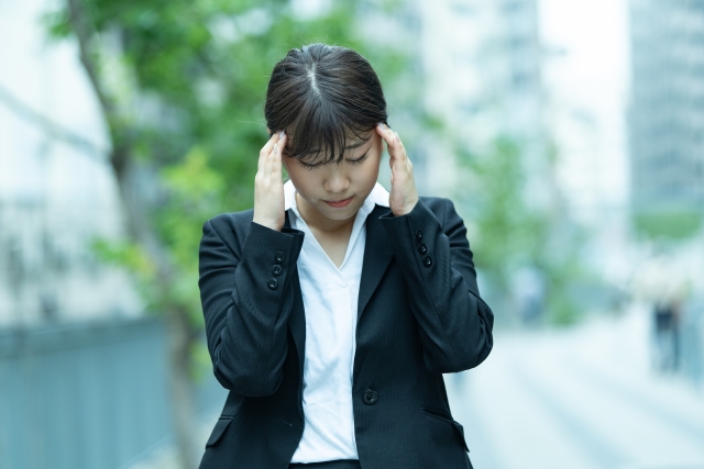 頭を抱えている女性