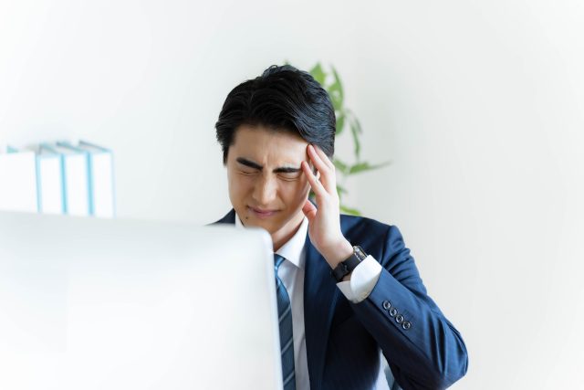 頭を悩ませている男性
