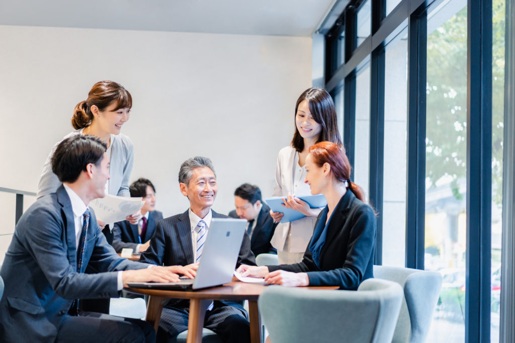楽しそうに会議をしている