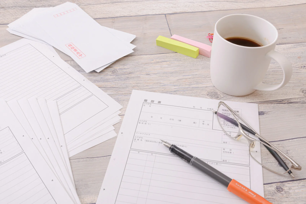 履歴書と文房具が置いてあるデスク