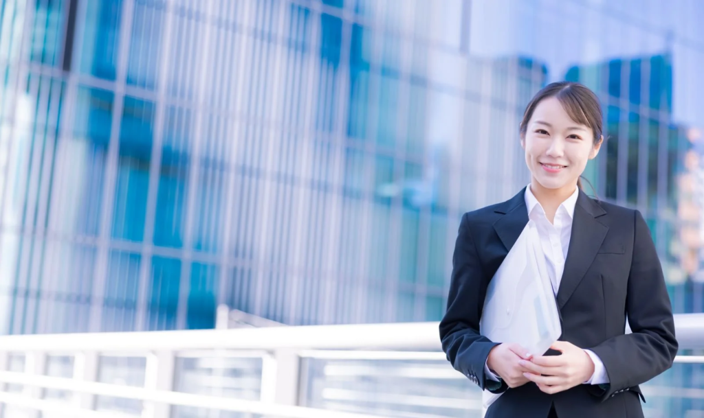 笑顔で前向きな表情の女性