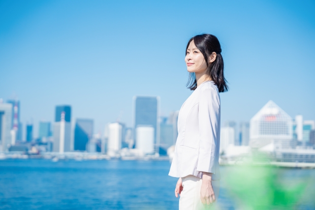 青空の中で笑顔の女性