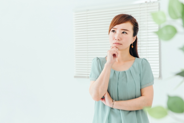 考えている女性