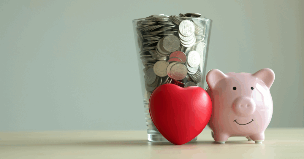 コップに小銭がたくさん入っている