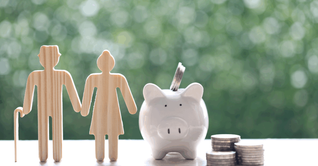 男女の木のブロックと貯金箱