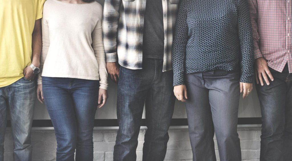 男女が並んでいる