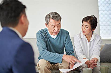 相談をしている高齢の夫婦