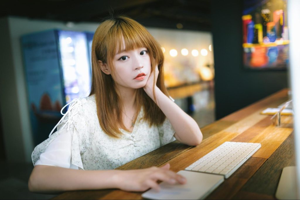 ぼーっとしている女性