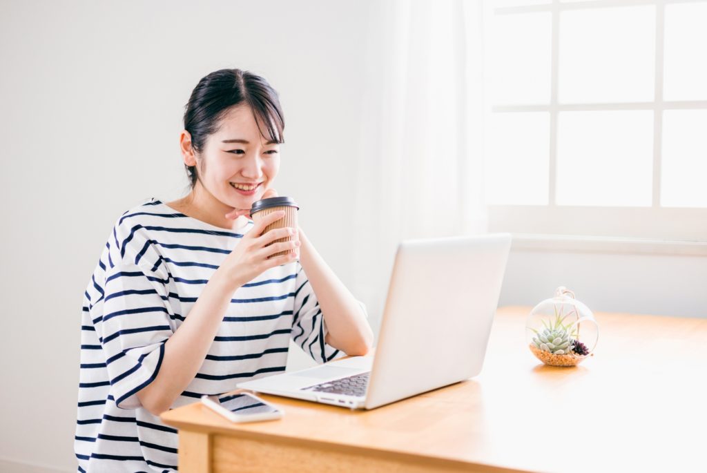 パソコンを操作する女性