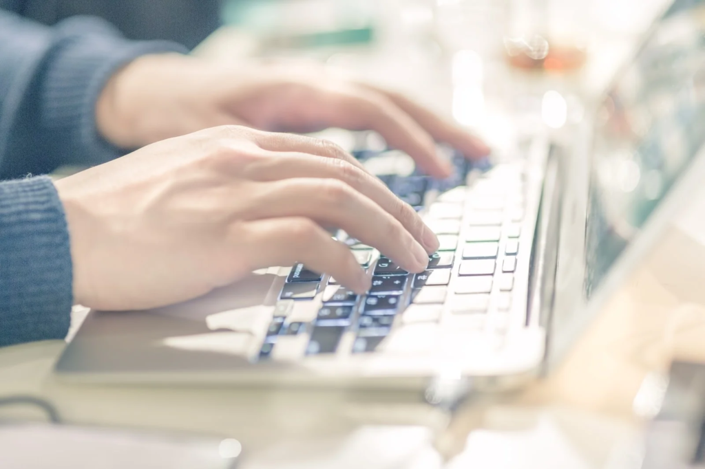 パソコンを操作する人の手元