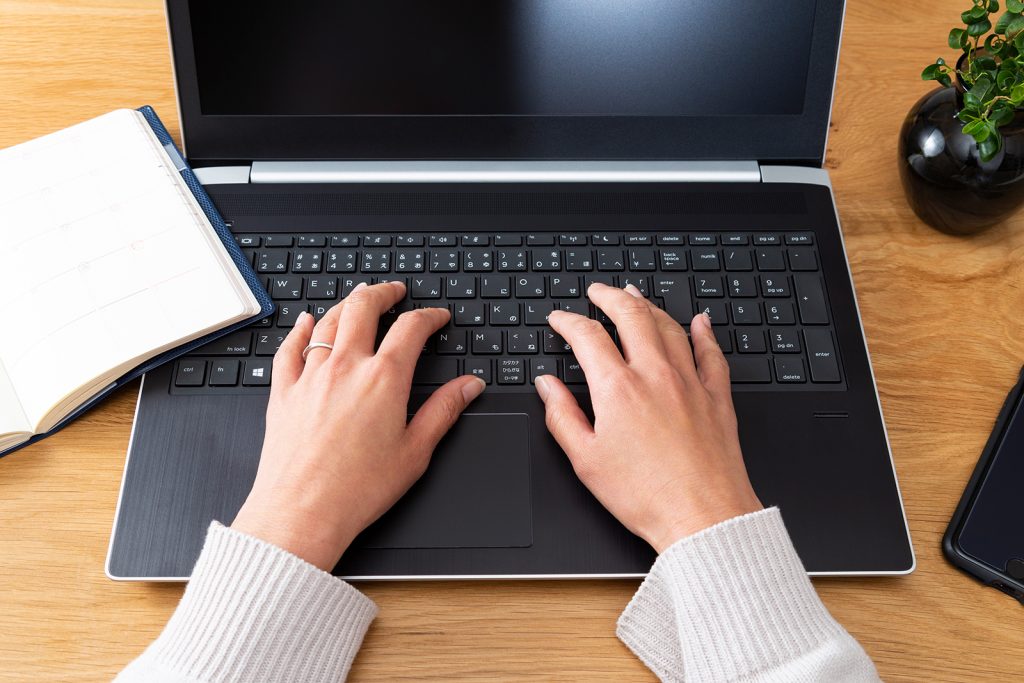 パソコンを操作する女性の手