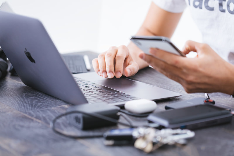 パソコンとスマホを操作する手