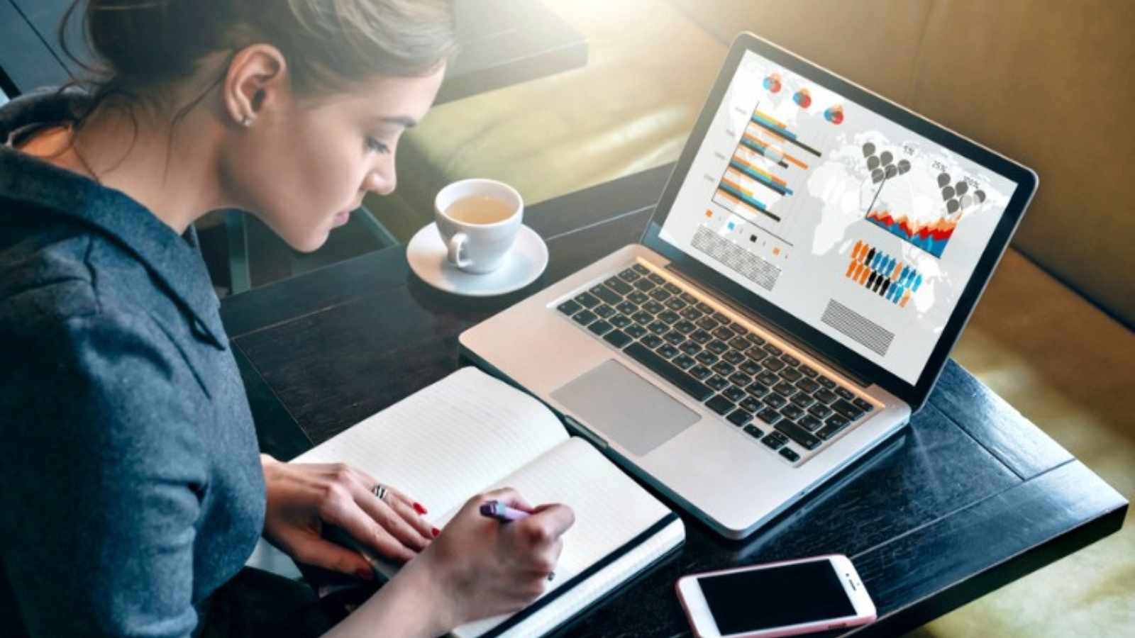 パソコンを見ながら勉強する女性