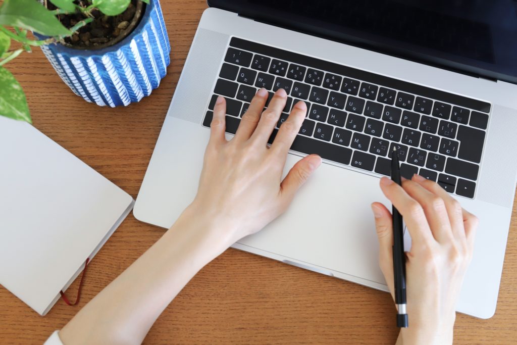 ノートパソコンを操作する女性