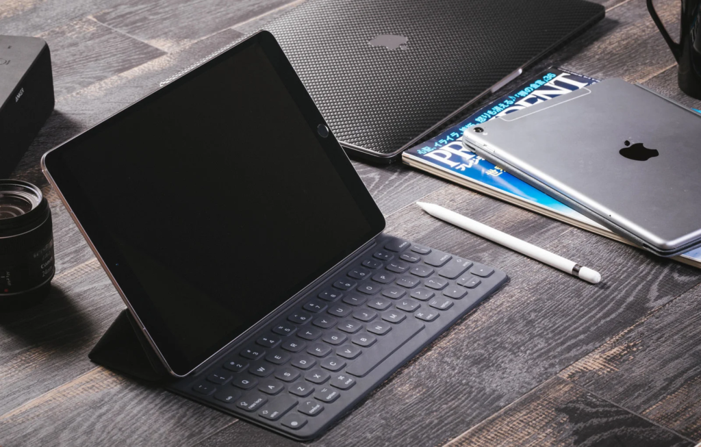 パソコンやiPadなどの電子機器が並んでいる