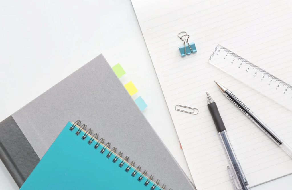 ノートやペンを広げている