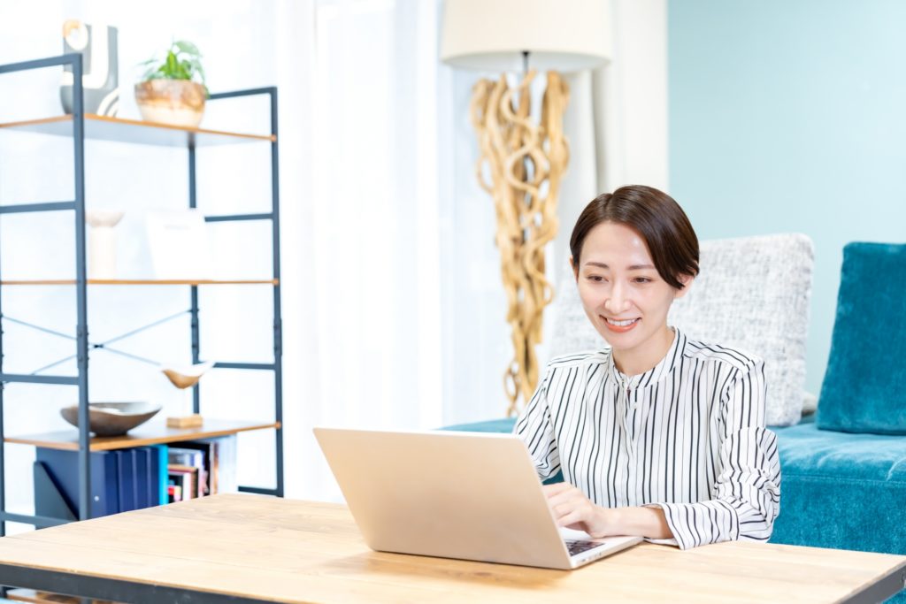 自宅でパソコンを操作する女性