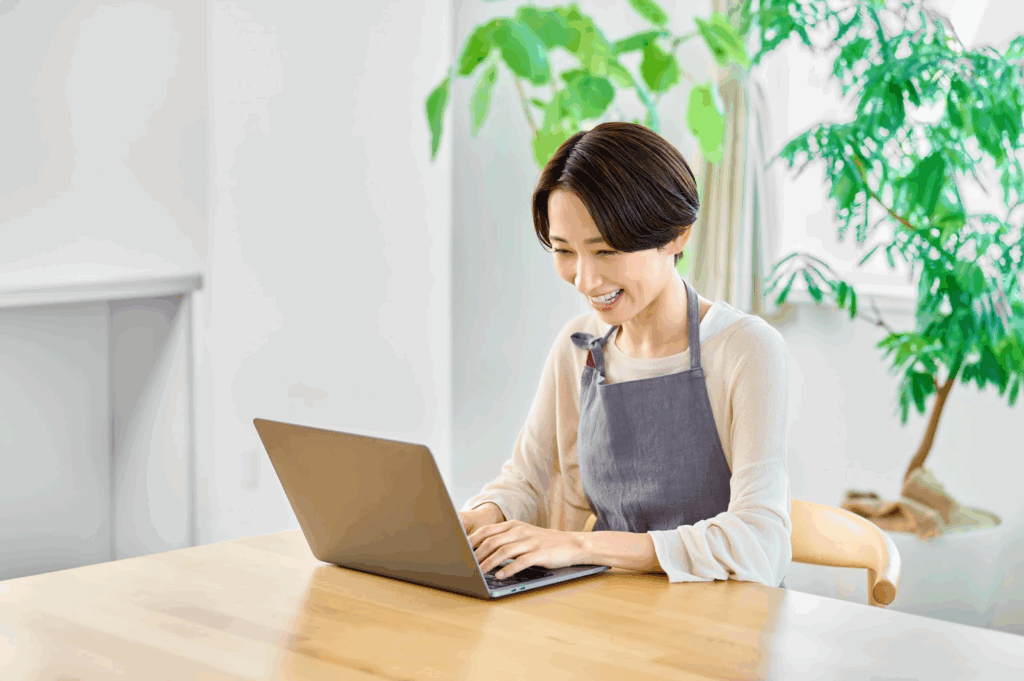 笑顔でパソコンを操作する女性