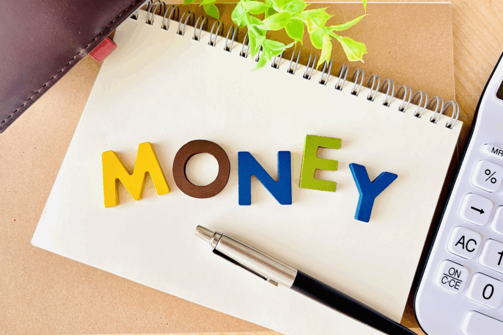 ノートの上にMONEYと書かれたブロックが置いてある