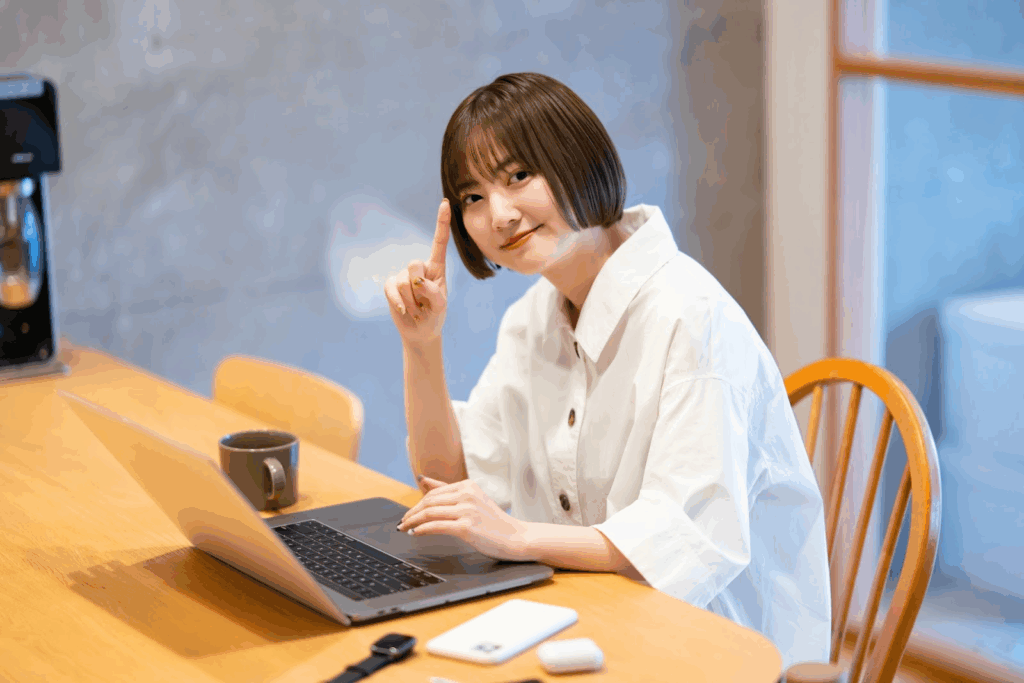 笑顔でパソコンを操作する女性