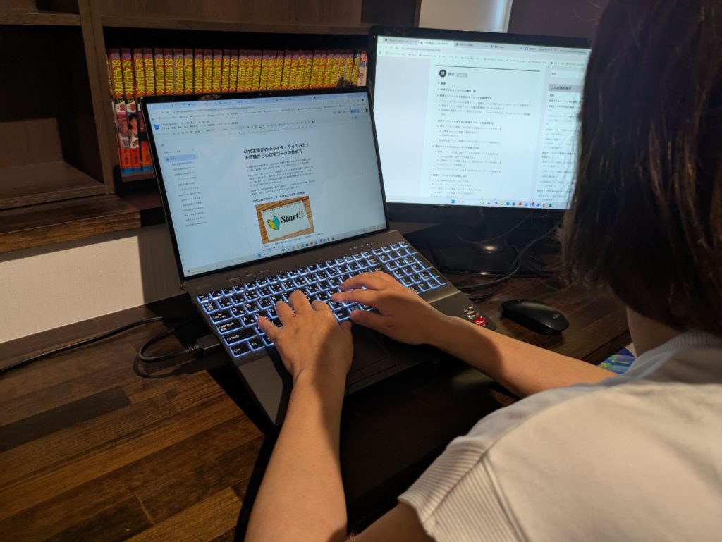 2つパソコンを使ってライティングをしている様子