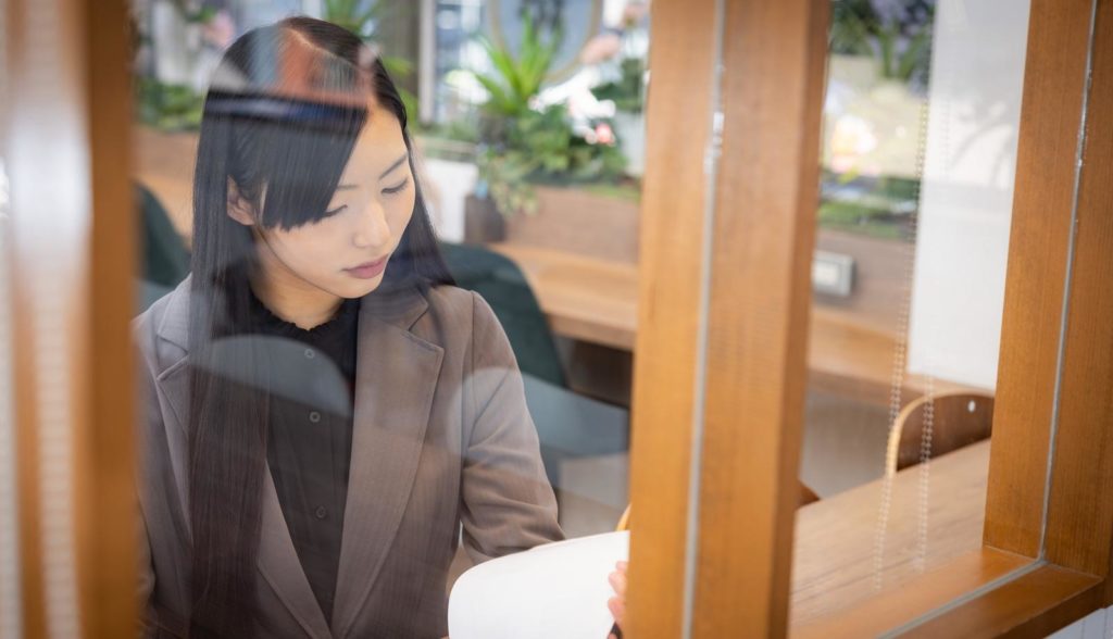 仕事をする女性